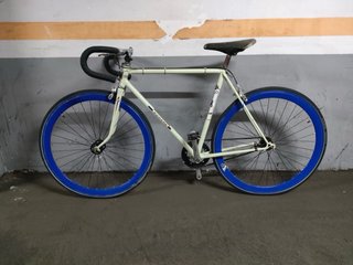 Bicicleta de carretera estilo fixie marca Boreal