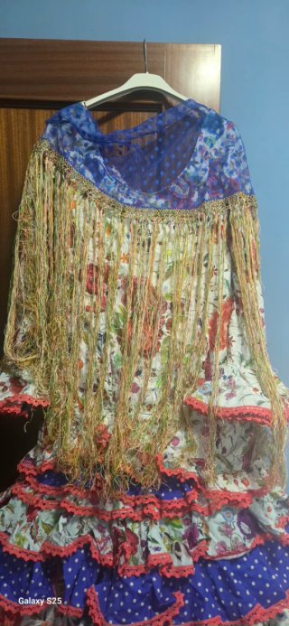 Traje flamenca T.40-42 + Mantoncillo REGALO