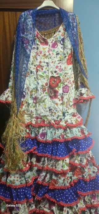 Traje flamenca T.40-42 + Mantoncillo REGALO