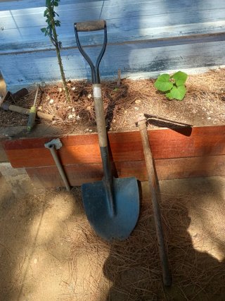 Pala y azada de jardinería