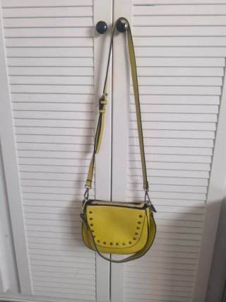 Bolso amarillo con tachuelas