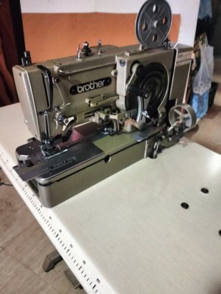 Máquina Ojales Industrial Brother