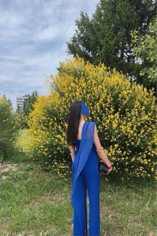 Mono elegante azul eléctrico