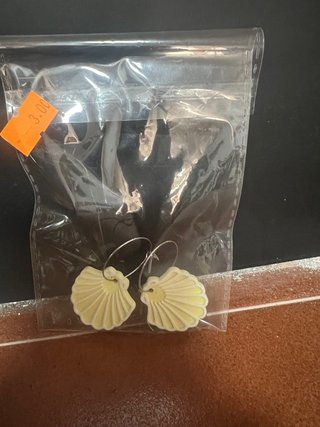Pendientes de concha amarillos y plateados no