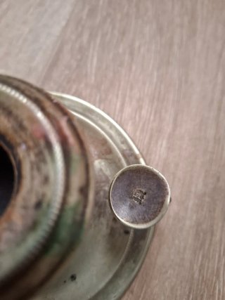 Candelabro con marca de Iglésia