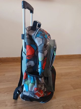 Mochila con ruedas y diseño deportivo