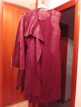 Conjunto chaqueta y vestido efecto piel
