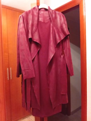 Conjunto chaqueta y vestido efecto piel