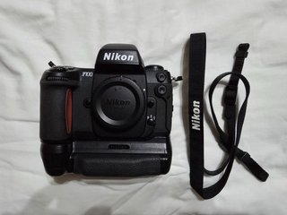 Cámara Nikon F100 MB-15 + Flash Metz 54 MZ-3