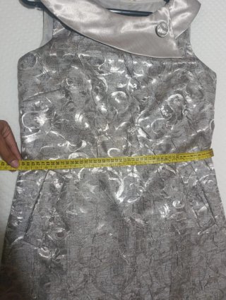 Vestido de fiesta plateado con chaqueta