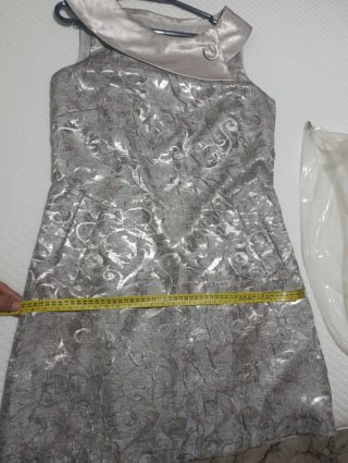 Vestido de fiesta plateado con chaqueta