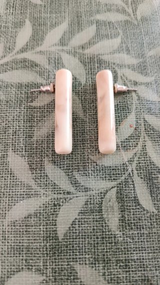 Pendientes rectangulares blancos y plateados