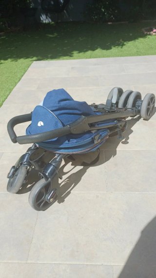 Carrito de paseo azul