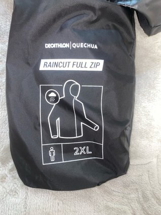 Chaqueta impermeable negra