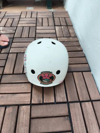 Casco blanco con diseño mandala