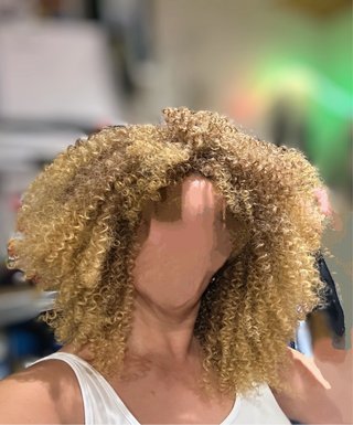 Peluca rizada rubia