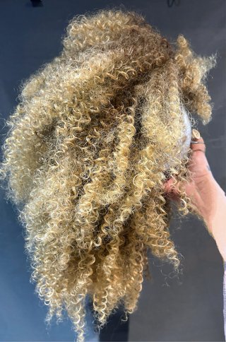 Peluca rizada rubia