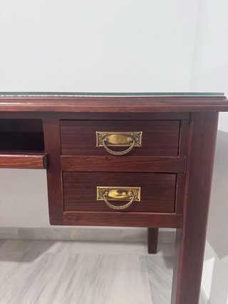 Escritorio clásico de madera con cajones y cristal