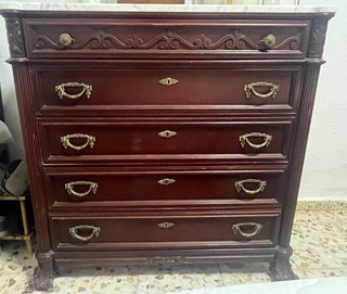 Cómoda de madera con tapa de mármol