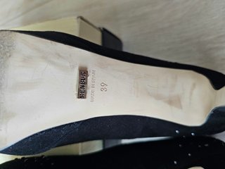 Decolletèe Menbur suede nero con borchie