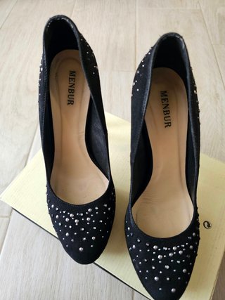Decolletèe Menbur suede nero con borchie