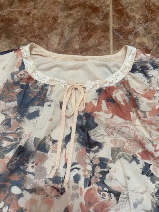 Blusa floral manga larga