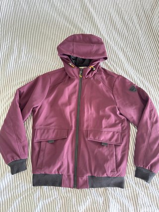 Chaqueta hombre morada con capucha