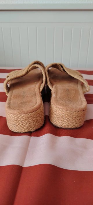 Sandalias beige con tiras cruzadas