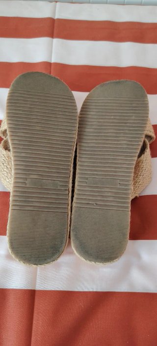 Sandalias beige con tiras cruzadas
