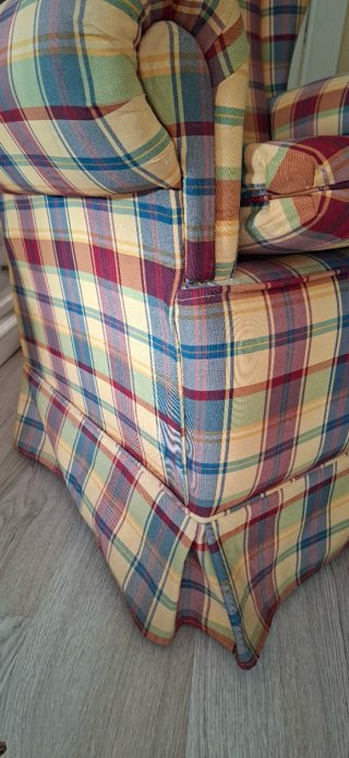 Sillón (dos)orejero de tela a cuadros