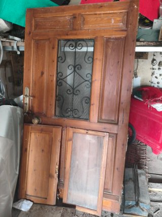 Puerta de madera con cristal y reja