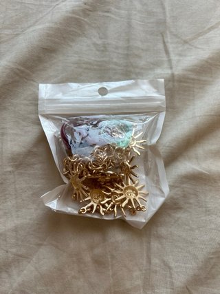 Cinturón dorado con soles y pack anillos