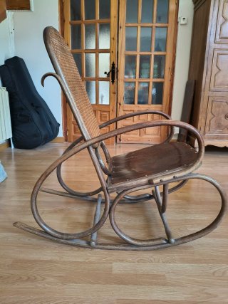 Mecedora antigua Thonet madera y mimbre