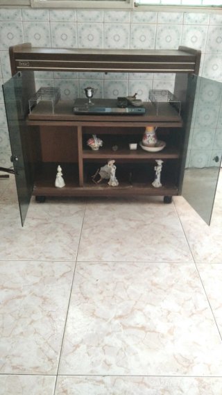 Mueble TV de madera con ruedas