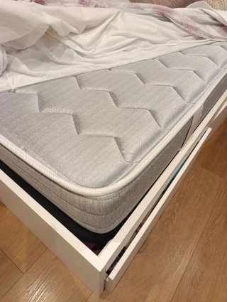 Cama y colchón 150x200 con Cabecero Tapizado