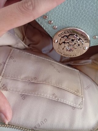 Bolso redondo verde con tachuelas