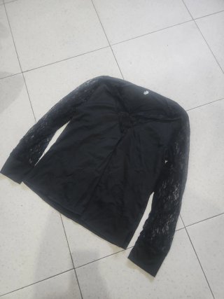 Blusa negra manga larga encaje