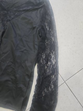 Blusa negra manga larga encaje