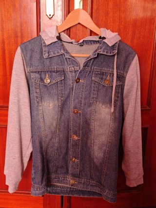 Chaqueta vaquera con capucha gris
