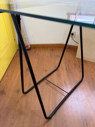 Mesa de cristal y metal