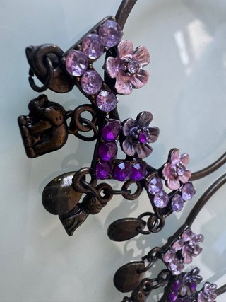 Orecchini cerchio con pendenti viola