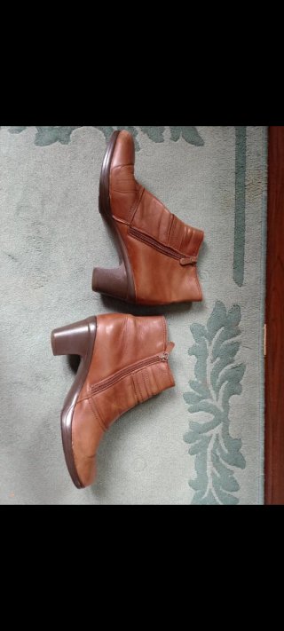 Botines de piel marrones con hebilla y cremalleras