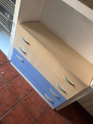 Cómoda de madera y plástico