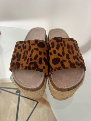 Sandalias de plataforma con estampado de leopardo