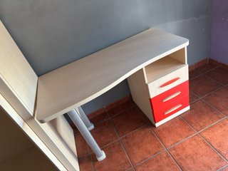 Escritorio infantil beige y rojo