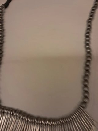 Collar plateado con cadena negra