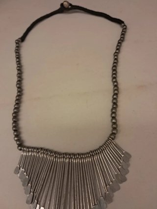 Collar plateado con cadena negra