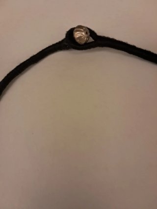 Collar plateado con cadena negra