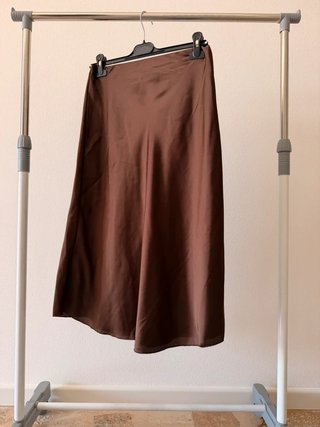 Falda Midi Marrón Efecto Seda