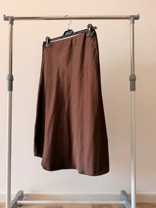 Falda Midi Marrón Efecto Seda